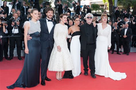 L Quipe Du Film Julieta Cannes De Karlie Kloss Adriana