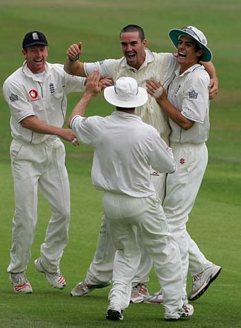 England Celebrate Kevin Pietersen S Run Out Of Salman Butt