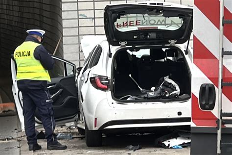 Śmiertelny wypadek na Trasie Łazienkowskiej Nie żyje kierowca taksówki