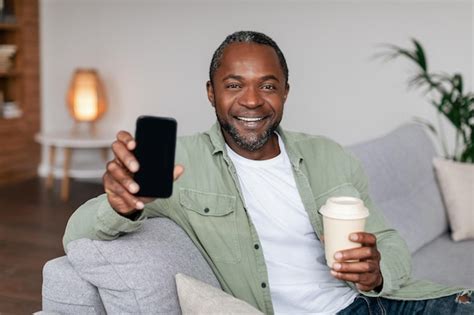 Homem Afro Americano De Meia Idade Sorridente Em Casual Copo De