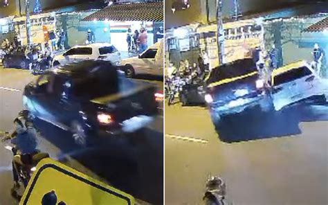 Vídeo motorista de caminhonete atropela grupo na porta de pizzaria em