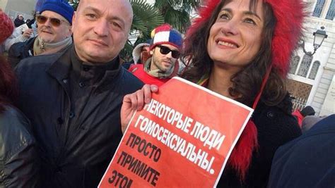 Ex deputada italiana transexual teria sido presa em Sochi por carregar faixa que dizia Gay é ok