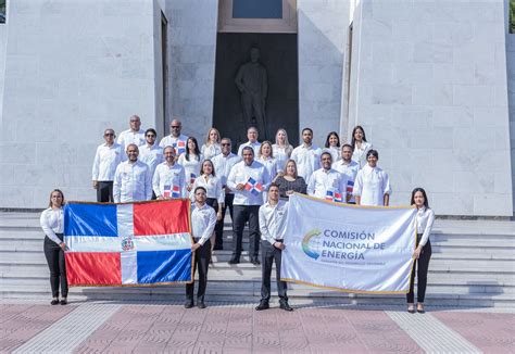 Funcionarios De La Cne Depositan Ofrenda Floral En El Altar De La