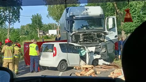 Mazowsze Czołowe zderzenie osobówki z ciężarówką Jedna osoba zginęła