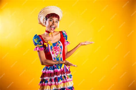 Mulher Brasileira Com Roupas De Festa Junina Arraial Festa De São João