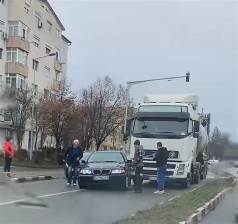 Târgu Jiu lângă mall Un BMW i a tăiat fața unui TIR Impact in Gorj