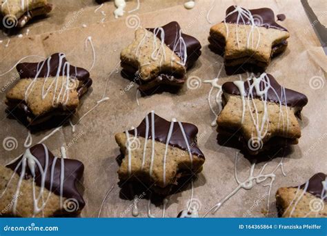 Haciendo Galletas De Navidad Foto De Archivo Imagen De Alimento