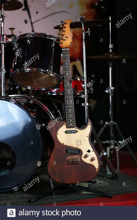 Rock band instruments hi-res stock photography and images - Alamy