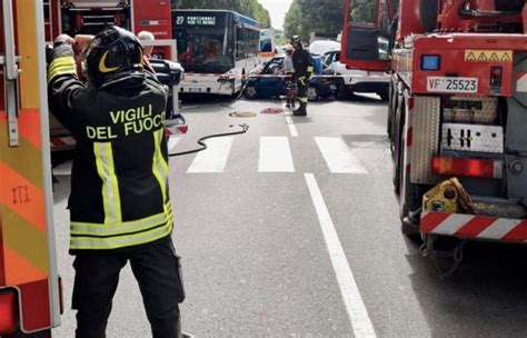 Scandicci Incidente Stradale Tra Due Auto Ed Un Bus Con Una Donna