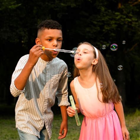 Vue De Face D Amis Faisant Des Bulles De Savon Photo Gratuite