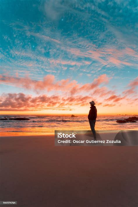 Photo Libre De Droit De Silhouette Dune Personne Sur La Plage