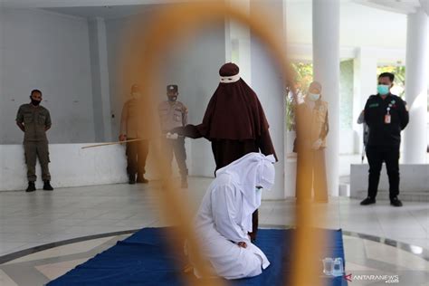 Perempuan Muda Di Aceh Pingsan Usai Dihukum Cambuk Kali Akibat