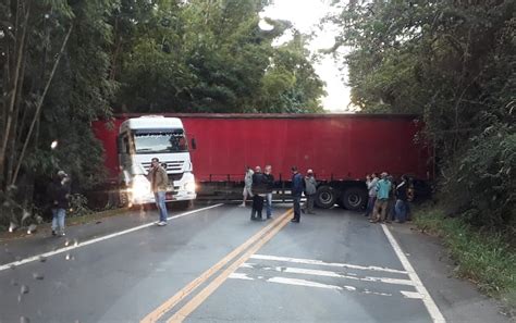 Carreta fica atravessada e bloqueia Rodovia Octávio de Oliveira Santos