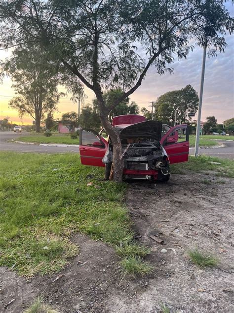 Carro pega fogo ao colidir árvore em Alegrete