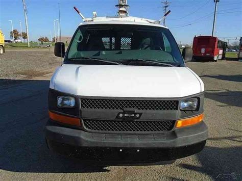 Chevrolet Express 2500 2004 Van Box Trucks