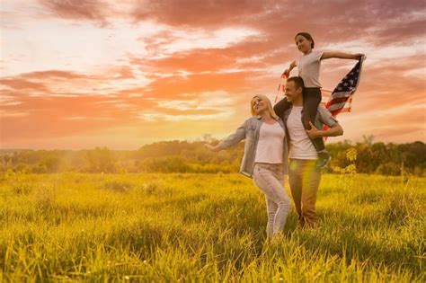 Feriado patriótico família feliz pais e filhas crianças menina