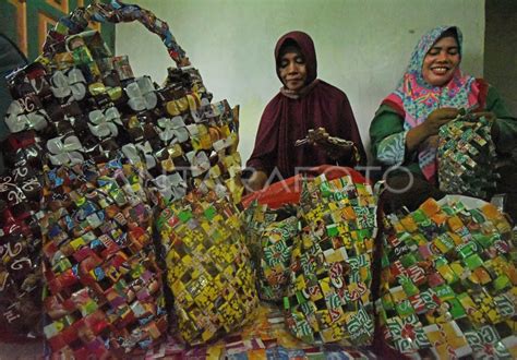 KERAJINAN DAUR ULANG SAMPAH PLASTIK ANTARA Foto