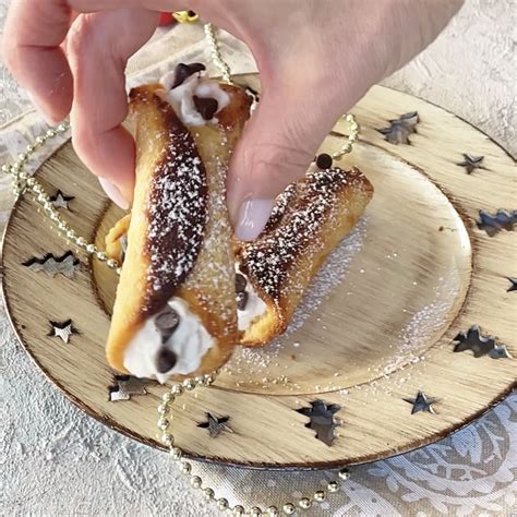 Cannoli Di Pandoro Ricette Dolce Farciti Con Ricotta Cucina Italiana