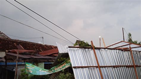 Hujan Angin Melanda Yogyakarta Sejumlah Pohon Tumbang Dan Atap Rumah