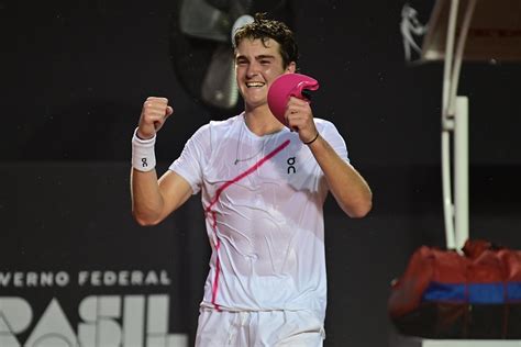 Tênis João Fonseca garante vaga no qualifying de Wimbledon Metrópoles