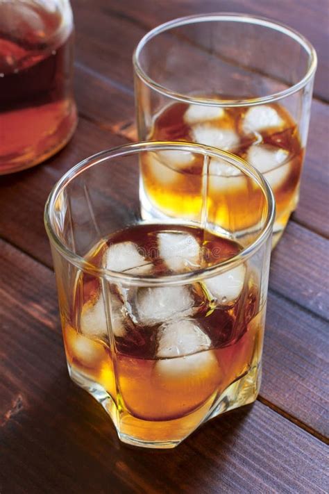 Dos Vasos De Whisky Con Cubos De Hielo Servidos En Tablas De Madera