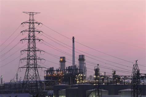 Нефтеперерабатывающий завод вечером. | Премиум Фото