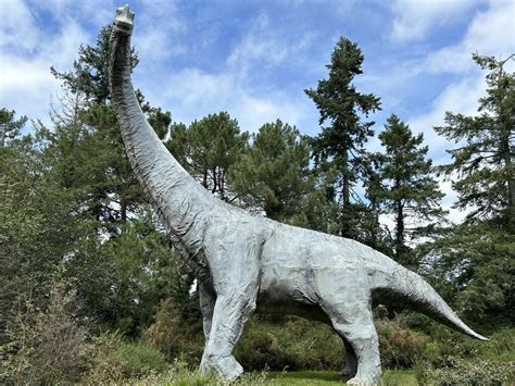 A Malansac dans le parc de préhistoire les dinosaures sont plus vrais