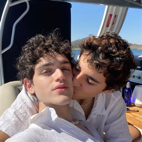 Pin de 𝑅𝒪𝒟𝑅𝐼𝒢𝒰𝐸𝒮 em Couples LGBT Fotos fofas de casais Fotos de