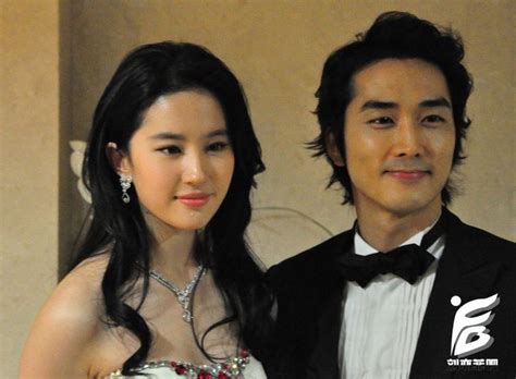 Kpop News Liu Yi Fei Stares As Her Boyfriend Song Seung Heon Gets A Back Hug From Fans K