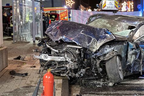 Niederkassel Bmw Rast In Bushaltestelle J Hriger Stirbt An