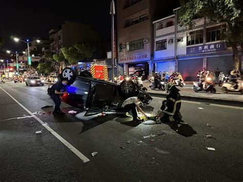 【影】高雄三民區2車嚴重車禍！撞擊瞬間曝 撞人的一度受困車內 挨撞的毫髮未傷