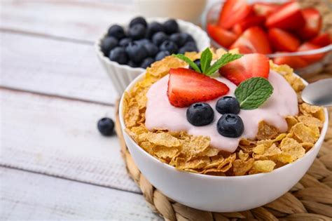 Köstlicher knuspriger Cornflakes Joghurt und frische Beeren in einer