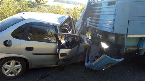 Motorista Perde Controle Da Direção E Carro Bate De Frente Em Caminhão