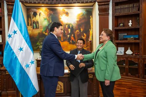 Presidenta Castro Juramenta A Marlon Ochoa Como Nuevo Ministro De