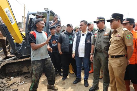 Tinjau Lokasi Banjir Dayeuhkolot Kepala Bnpb Pastikan Pemerintah Hadir