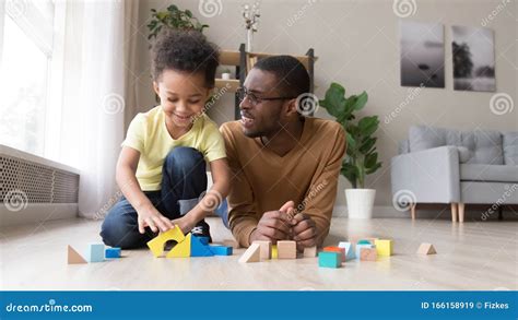 Pai Negro E Filho Pequeno Brincam Com Blocos Coloridos Imagem De Stock