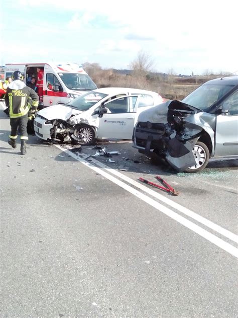 Incidente A Villa Guardia Scontro Frontale In Via Firenze Due Feriti