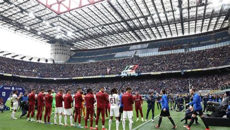 Inter L Omaggio Dei Giocatori Del Torino Per I Campioni D Italia Con