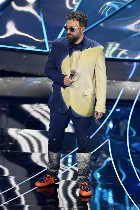 Le Scarpe Arancioni Di Dargen D Amico Nella Seconda Serata Di Sanremo