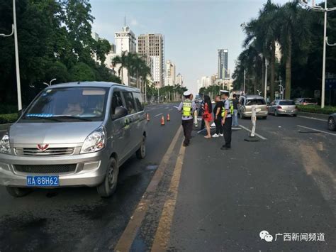 突发！广西南宁民族大道一越野车突然冲破隔离栏撞到对向小车