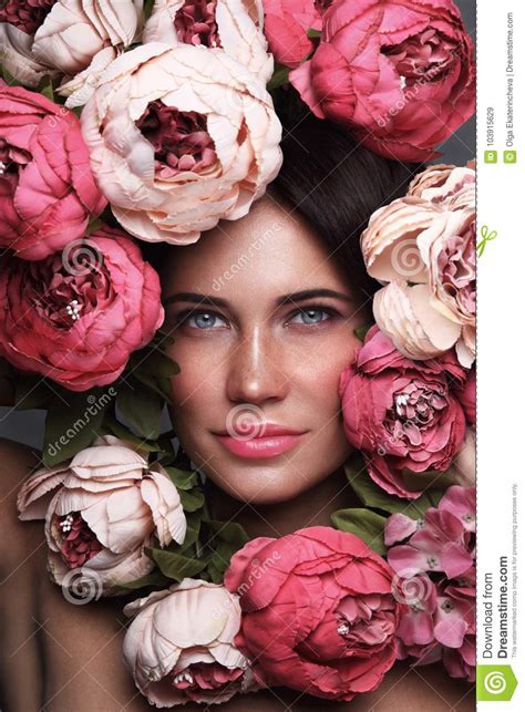 Portrait De Belle Femme Avec Des Fleurs Autour De Son Visage Image