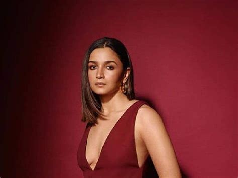 Alia Bhatt Shared New Look In Maroon Dress Take A Look Photo आलिया भट्टचा सिजलिंग अवतार फोटो