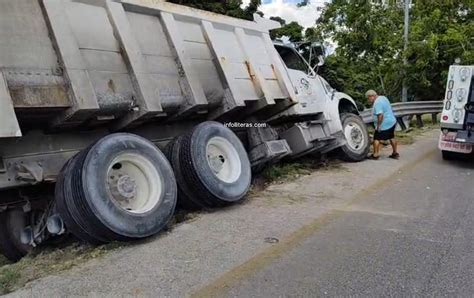 Un camión de volteo se estrelló contra el muro de contención metálico