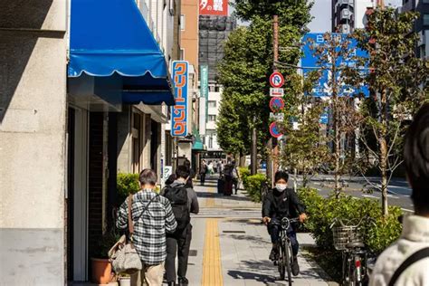 Tokio Japón 28 de octubre de 2023 Ciclista y peatones en la vibrante