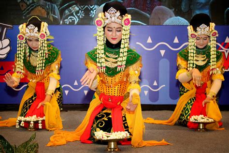 Tari Adat Tradisional Kalimantan Selatan Sering Jalan