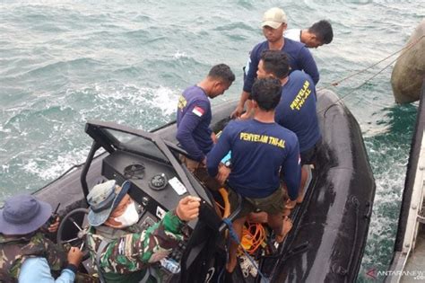 Divers Retrieve Sriwijaya Air Sj S Flight Data Recorder From The Sea