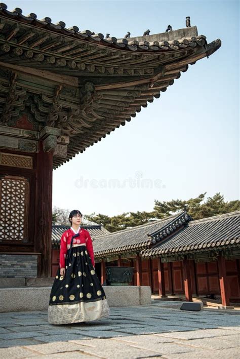 Bella Ragazza Coreana In Hanbok A Gyeongbokgung Il Vestito Coreano