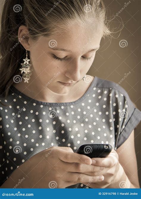 Jeune Fille Avec Le Smartphone Photo Stock Image Du Dispositif