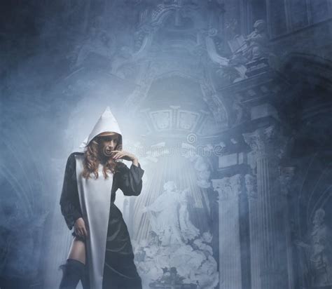 Een Jonge En Sexy Non In Een Donkere Kleding En Een Lingerie Stock Afbeelding Image Of