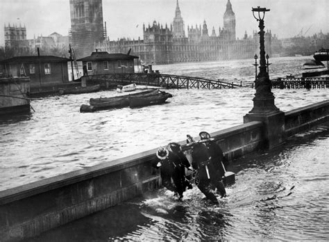 25 Unbelievable Historic Pictures Of Britons Taking On The Thames